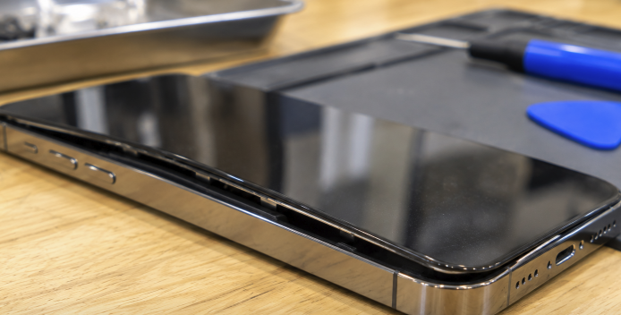 iPhoneの画面が浮いてきたら要注意？高槻でバッテリー膨張を修理するポイント